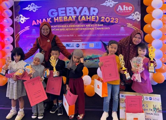 Siswi TK Pahan School, Richelyn Viriya Handaka paling kanan juara 1 TK A Gebyar AHE di Citimall Sampit, Minggu 24 September 2023