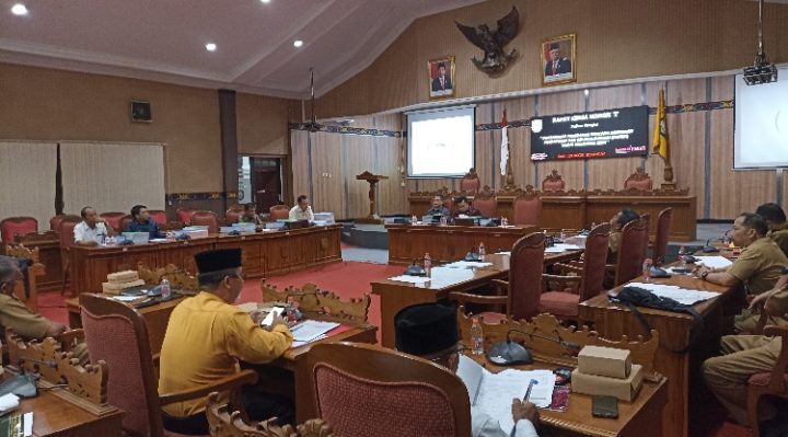 Suasana rapat kerja Komisi I DPRD Kotim dengan mitra kerja membahas RAPBD Perubahan 2023, Senin 18 September 2023.