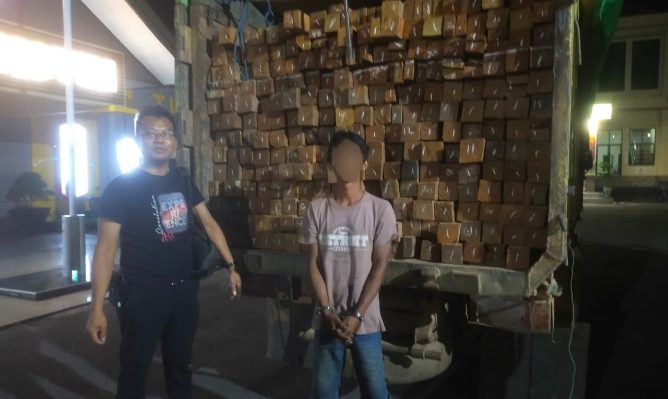Tersangka Ilegal loging saat tiba di Mapolres Kotim. (Istimewa)