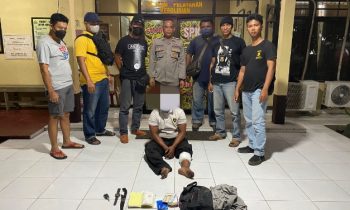 Tersangka perampokan sadis saat diringkus oleh petugas Polsek Ketapang.