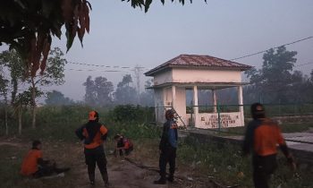Tim BPBD Kotim berupaya memadamkan kebakaran lahan di Perumahan Pendawa, Jalan Jenderal Sudirman KM 4, Sampit, Jumat 1 September 2023.