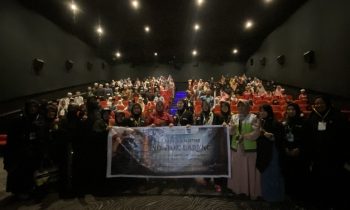 Wabup Kotim Irawati (baju merah tengah) saat berfoto bersama usai nobar di Cinepolis, Kamis, 28 September 2023.