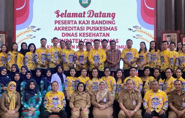 Wabup Kotim Irawati beserta jajaran saat berfoto bersama dengan Wabup Gumas Efrensia dan jajaran di aula rumah jabatan bupati Kotim.