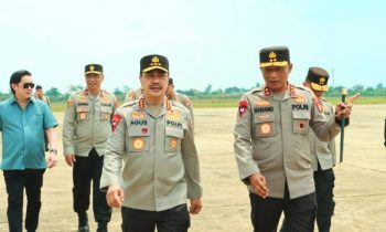 Wakapolri Komjen Pol Agus Andrianto (kiri) tiba di Bandara Tjilik Riwut Palangka Raya, Rabu, 6, September 2023.