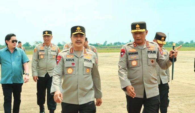 Wakapolri Komjen Pol Agus Andrianto (kiri) tiba di Bandara Tjilik Riwut Palangka Raya, Rabu, 6, September 2023.