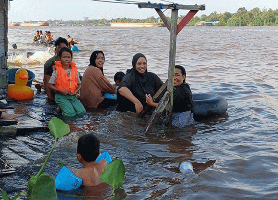 Warga melakukan tradisi mandi safar di Sungai Mentaya, Rabu, 13 September 2023.