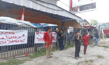 Aksi Solidaritas Desa Bangkal di Sampit hanya diikuti belasan mahasiswa di persimpangan Jalan HM Arsyad MT Haryono, Sabtu 14 Oktober 2023.