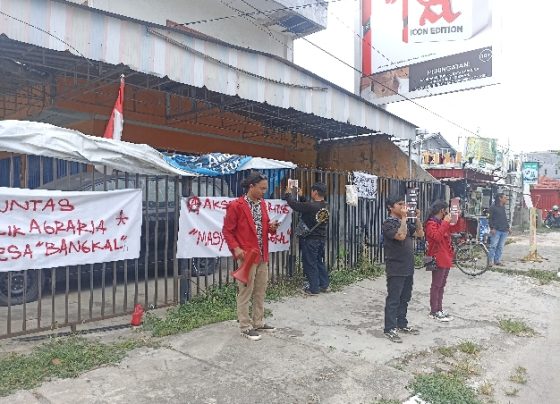 Aksi Solidaritas Desa Bangkal di Sampit hanya diikuti belasan mahasiswa di persimpangan Jalan HM Arsyad MT Haryono, Sabtu 14 Oktober 2023.