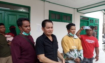 Alexius Esliter baju hitam didampingi pihak keluarga lainnya di depan kamar jenazah RSUD Dr. Murjani Sampit, Minggu 8 Oktober 2023