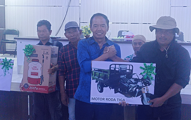 Bambang Purwanto Serahkan Bantuan Alsintan ke Kotim