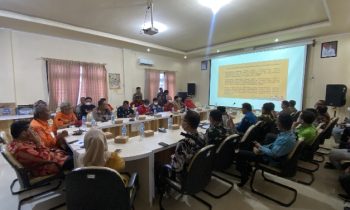 Asisten 1 Bupati Kotim Rihel saat memimpin rapat evaluasi perpanjangan status tanggap darurat Karhutla di kantor BPBD Kotim, Senin, 2 Oktober 2023.