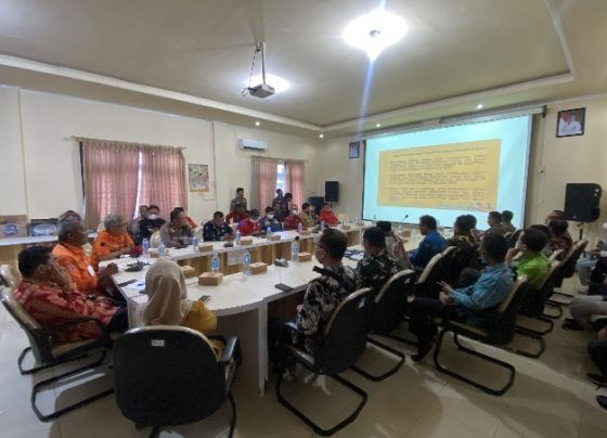 Asisten 1 Bupati Kotim Rihel saat memimpin rapat evaluasi perpanjangan status tanggap darurat Karhutla di kantor BPBD Kotim, Senin, 2 Oktober 2023.