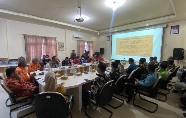 Asisten 1 Bupati Kotim Rihel saat memimpin rapat evaluasi perpanjangan status tanggap darurat Karhutla di kantor BPBD Kotim, Senin, 2 Oktober 2023.