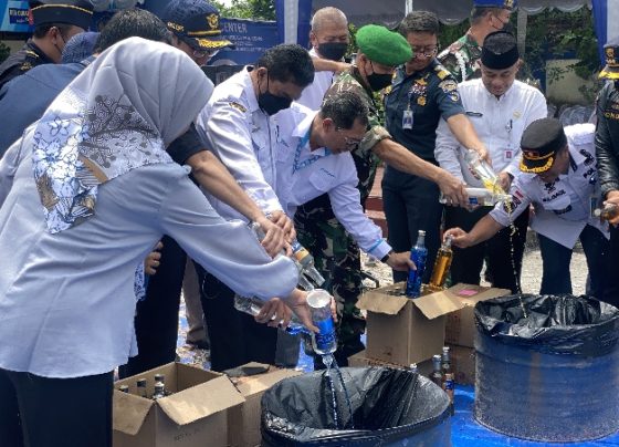 Asisten 1 Setda Kotim Rihel saat memusnahkan barang ilegal sitaan Bea Cukai Sampit.