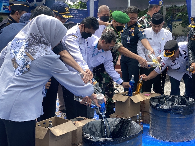 Pemkab Kotim Dukung Bea Cukai Sampit Berantas Rokok dan Minol Ilegal 