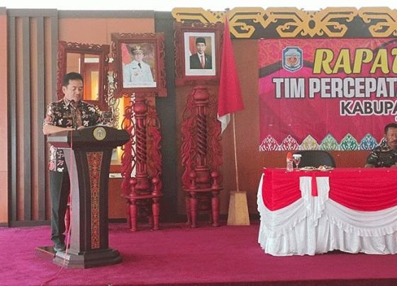 Asisten II Setda Murung Raya Fery Hardi membuka secara resmi Rakor Tim Percepatan Penurunan Stunting di aula Cahai Ondhui Tingang Kantor Bupati Mura, Jumat, 20 Oktober 2023.