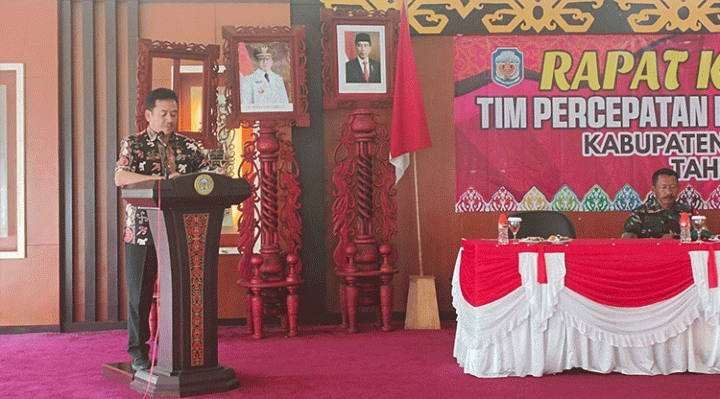 Asisten II Setda Murung Raya Fery Hardi membuka secara resmi Rakor Tim Percepatan Penurunan Stunting di aula Cahai Ondhui Tingang Kantor Bupati Mura, Jumat, 20 Oktober 2023.
