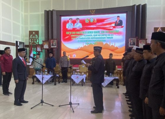 Asisten III Setda Kotim M Saleh saat melantik dewan hakim, juri dan panitera pada kegiatan MTQ ke 54, Kamis, 26 Oktober 2023.