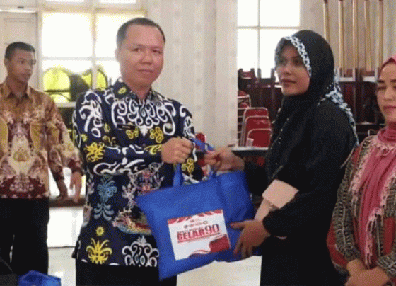 Asisten III Setda Mura Batara menghadiri dan turut menyerahkan paket sembako di GPU Tira Tangka Balang, Sabtu, 21 Oktober 2023.