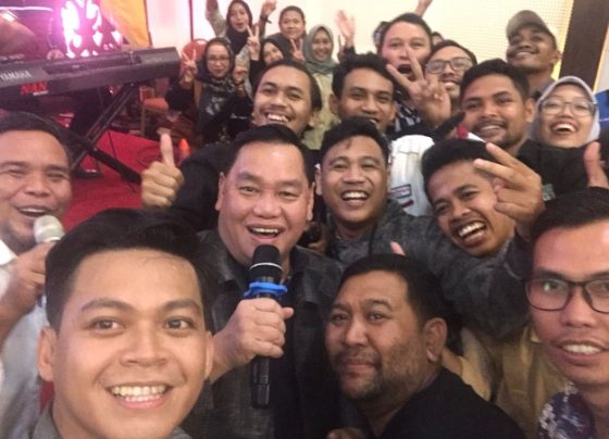 Bupati Kotim, Halikinnor ber swafoto bersama insan media usai acara Ngopi Bareng jajaran anggota PWI Kotim di Aula Rujab Bupati, Senin 23 Oktober 2023