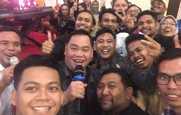 Bupati Kotim, Halikinnor ber swafoto bersama insan media usai acara Ngopi Bareng jajaran anggota PWI Kotim di Aula Rujab Bupati, Senin 23 Oktober 2023