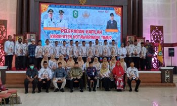 Bupati Kotim Halikinnor berserta jajaran berfoto bersama dengan Kafilah MTQ Korpri di rumah jabatan Bupati Kotim.