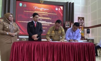 Bupati Kotim Halikinnor dan Ketua KPU Kotim Muhammad Rifki saat mendatangai naskah perjanjian dana hibah, Senin, 30 Oktober 2023