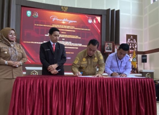 Bupati Kotim Halikinnor dan Ketua KPU Kotim Muhammad Rifki saat mendatangai naskah perjanjian dana hibah, Senin, 30 Oktober 2023