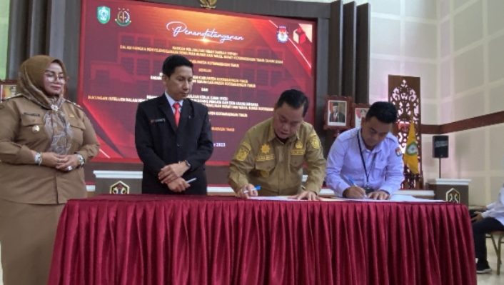 Bupati Kotim Halikinnor dan Ketua KPU Kotim Muhammad Rifki saat mendatangai naskah perjanjian dana hibah, Senin, 30 Oktober 2023