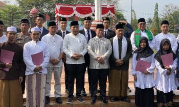 Bupati Kotim Halikinnor dan jajaran saat berfoto bersama jajaran dan para santri.
