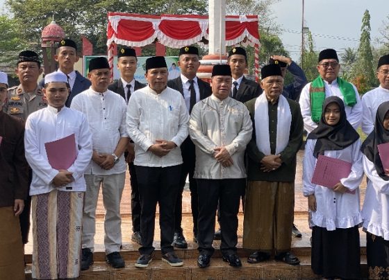 Bupati Kotim Halikinnor dan jajaran saat berfoto bersama jajaran dan para santri.