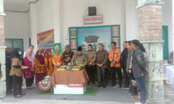 Bupati Kotim Halikinnor memotong tumpeng saat peringatan ulang tahun RSUD dr Murjani Sampit