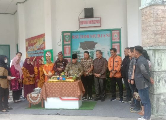 Bupati Kotim Halikinnor memotong tumpeng saat peringatan ulang tahun RSUD dr Murjani Sampit