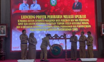 Bupati Kotim Halikinnor memukul gong sebagai simbol peluncuran tiga aplikasi Si Mandai, Sipet Ulin dan Si Edi, Senin, 30 Oktober 2023.