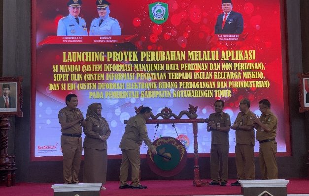 Bupati Kotim Halikinnor memukul gong sebagai simbol peluncuran tiga aplikasi Si Mandai, Sipet Ulin dan Si Edi, Senin, 30 Oktober 2023.