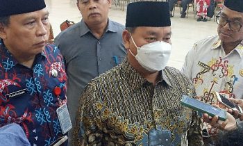 Bupati Kotim, Halikinnor mengenakan masker diwawancarai awak media, Jumat 6 Oktober 2023.