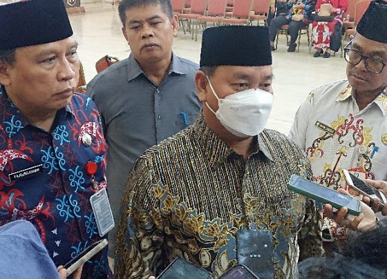 Bupati Kotim, Halikinnor mengenakan masker diwawancarai awak media, Jumat 6 Oktober 2023.