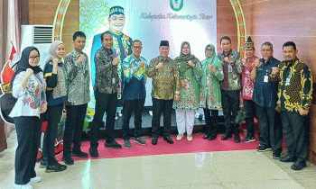 Bupati Kotim Halikinnor menyambut tim penilai nominasi PTSP se Indonesia dari Kementerian Koordinator Perekonomian dan Kementerian Koordinator Maritim dan Investasi, Kamis, 12 Oktober 2023.
