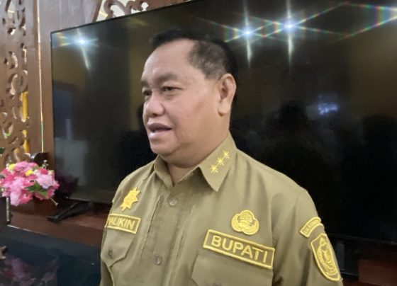 Bupati Kotim Halikinnor saat diwawancarai pekerja media.