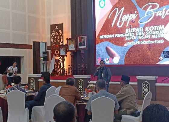 Bupati Kotim Halikinnor saat memberi sambutan saat acara Ngopi Bareng PWI Kotim dan insan media, Senin 23 Oktober 2023.