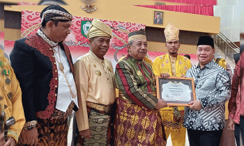 Bupati Kotim Halikinnor saat menerima gelar KRTH Praja Winata.