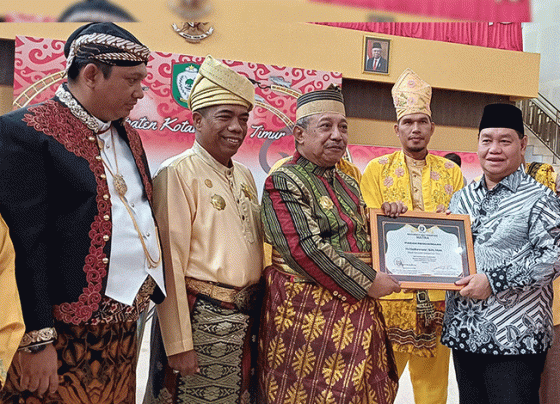 Bupati Kotim Halikinnor saat menerima gelar KRTH Praja Winata.