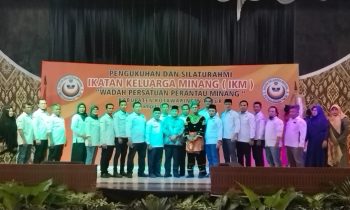 Bupati Kotim, Halikinnor saat mengukuhkan kepengurusan IKM periode 2023 2028. Minggu, 8 Oktober 2023.