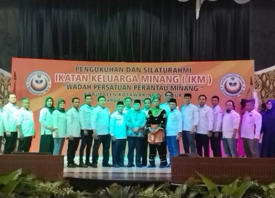 Bupati Kotim, Halikinnor saat mengukuhkan kepengurusan IKM periode 2023 2028. Minggu, 8 Oktober 2023.