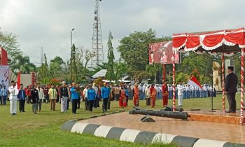 Bupati Kotim Halikinnor saat menjadi inspektur upacara Hari Sumpah Pemuda, di halaman kantor bupati, Selasa 31 Oktober 2023.