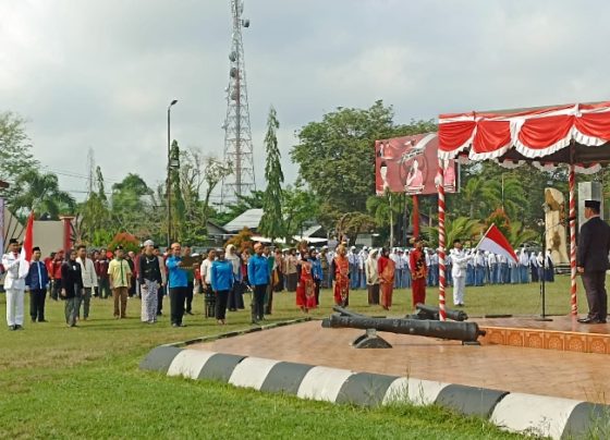 Bupati Kotim Halikinnor saat menjadi inspektur upacara Hari Sumpah Pemuda, di halaman kantor bupati, Selasa 31 Oktober 2023.