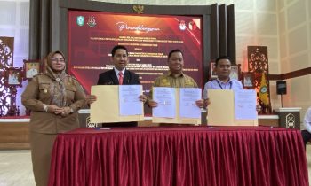 Bupati Kotim Halikinnor saat penandatanganan perjanjian hibah daerah antara Pemkab Kotim, KPU dan Bawaslu, Senin, 30 Oktober 2023
