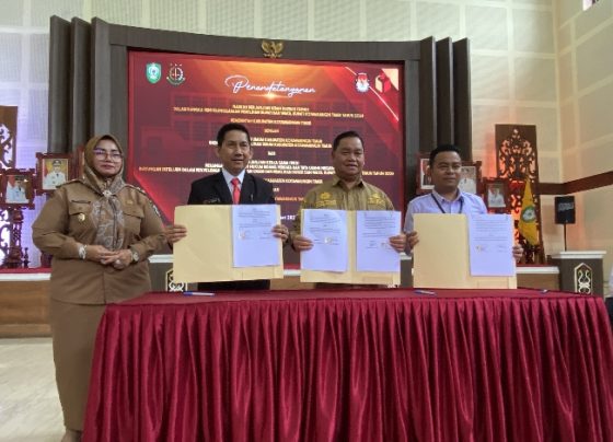 Bupati Kotim Halikinnor saat penandatanganan perjanjian hibah daerah antara Pemkab Kotim, KPU dan Bawaslu, Senin, 30 Oktober 2023