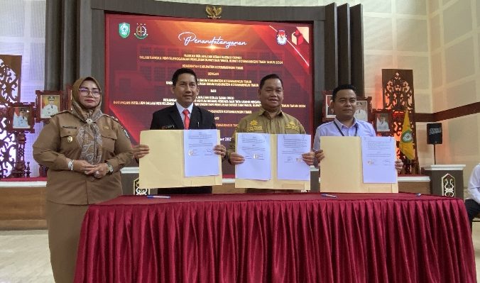 Bupati Kotim Halikinnor saat penandatanganan perjanjian hibah daerah antara Pemkab Kotim, KPU dan Bawaslu, Senin, 30 Oktober 2023