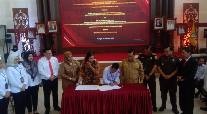 Bupati Kotim dan Wakil Bupati Kotim saat menyaksikan penandatangan antara KPU dan Kejaksaan.
